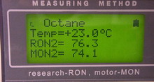 Октановое число бензина отображает дисплей Октанометра SHATOX 2